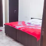 Roomshala125 Hotel Maharaja Near Vishwa Vidyalaya Metro Station