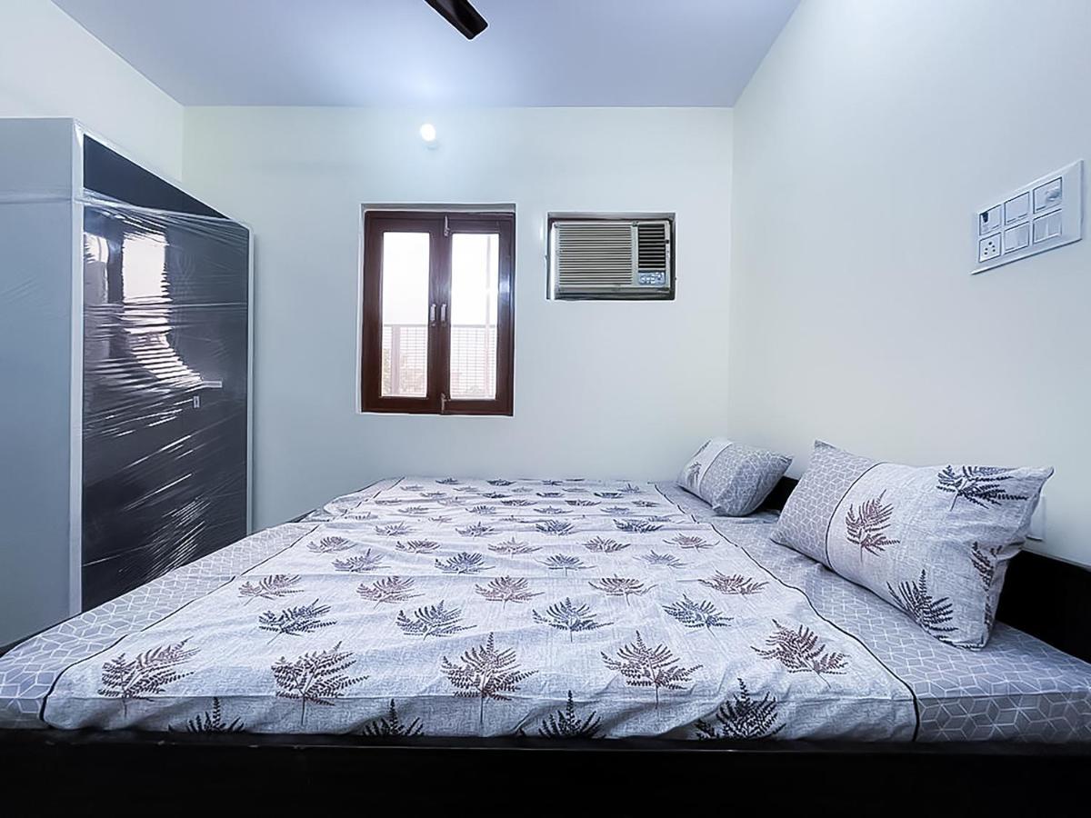 Roomshala125 Hotel Maharaja Near Vishwa Vidyalaya Metro Station Hotel 3*