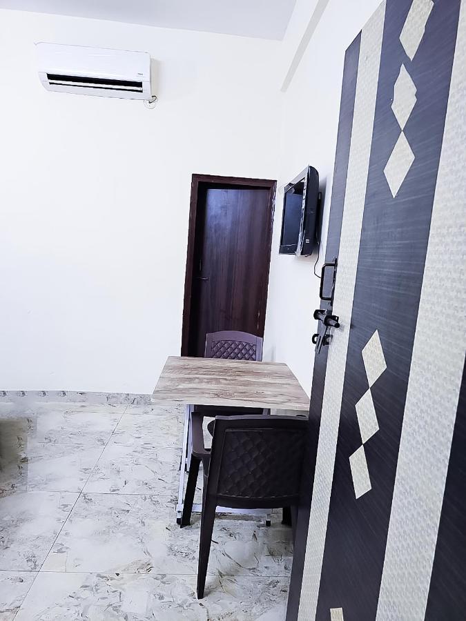 Hotel Roomshala125 Hotel Maharaja Near Vishwa Vidyalaya Metro Station
