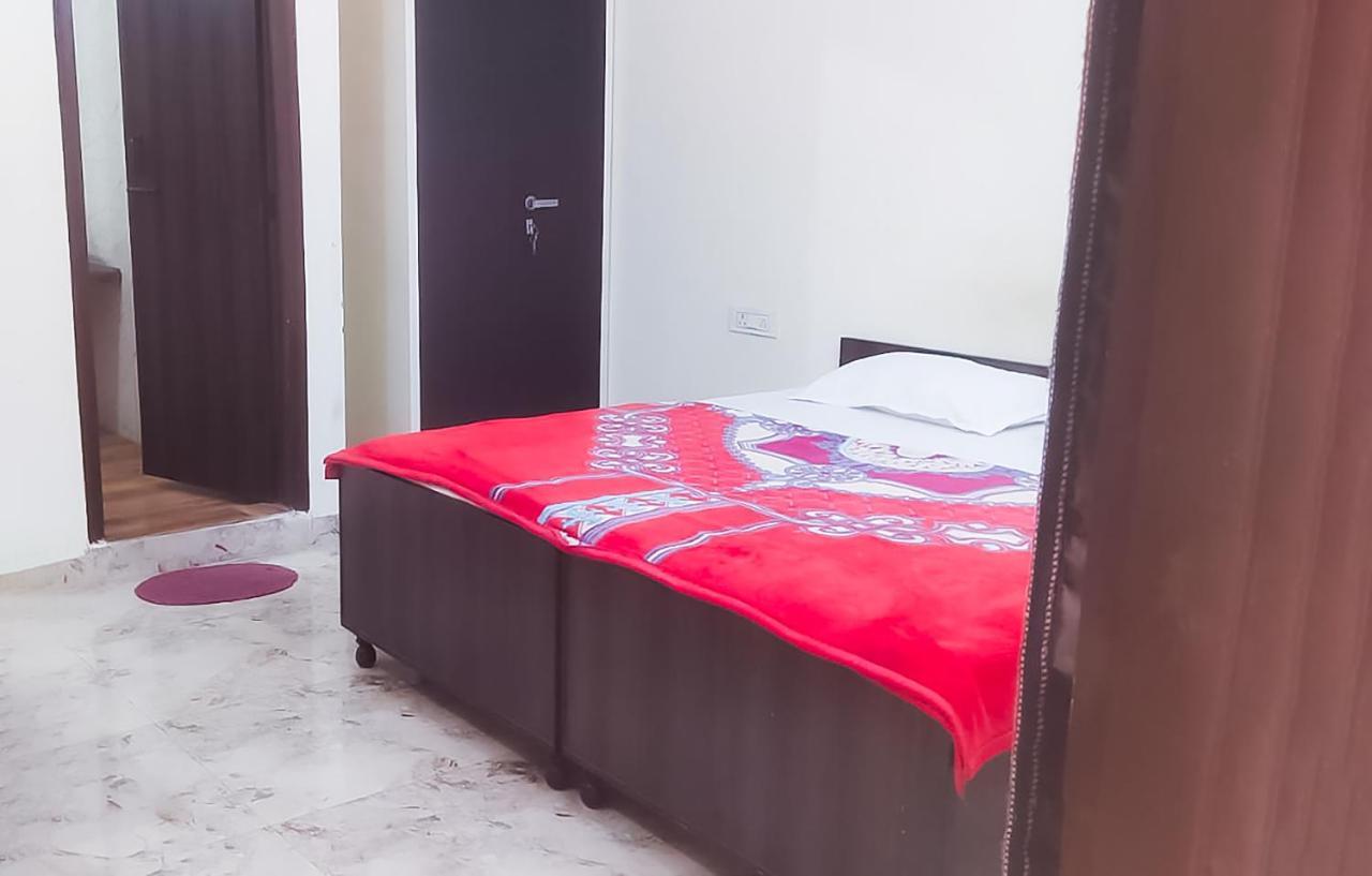 Roomshala125 Hotel Maharaja Near Vishwa Vidyalaya Metro Station Hotel 3*