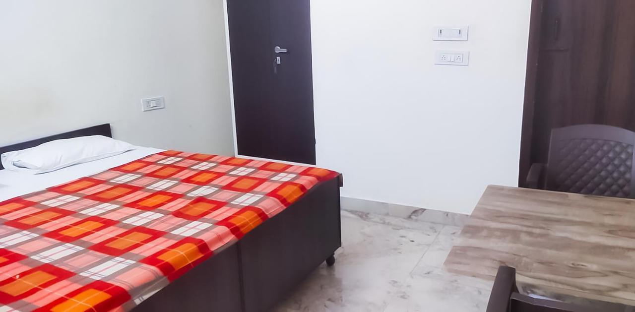 Hotel Roomshala125 Hotel Maharaja Near Vishwa Vidyalaya Metro Station