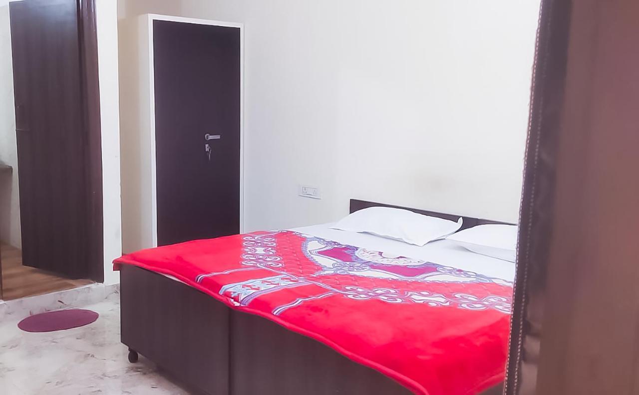 Hotel Roomshala125 Hotel Maharaja Near Vishwa Vidyalaya Metro Station