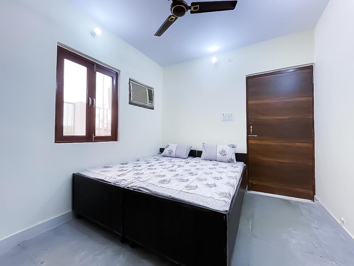 Hotel Roomshala125 Hotel Maharaja Near Vishwa Vidyalaya Metro Station 3*