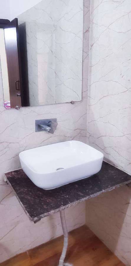 Roomshala125 Hotel Maharaja Near Vishwa Vidyalaya Metro Station