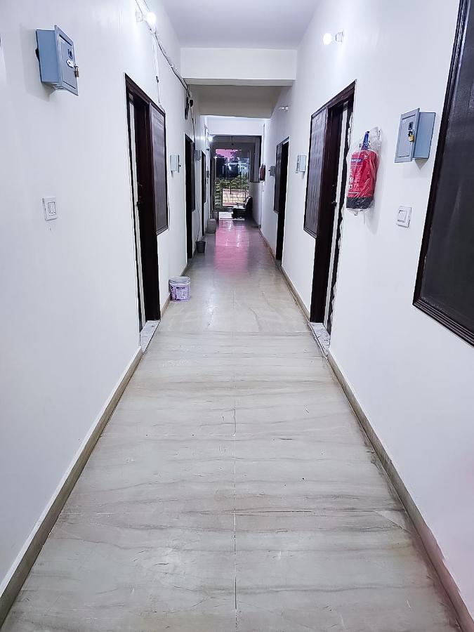 Hotel Roomshala125 Hotel Maharaja Near Vishwa Vidyalaya Metro Station